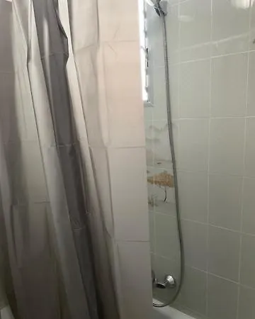 Matrimonio En Vivienda Compartir Recien Reformada Apartman
